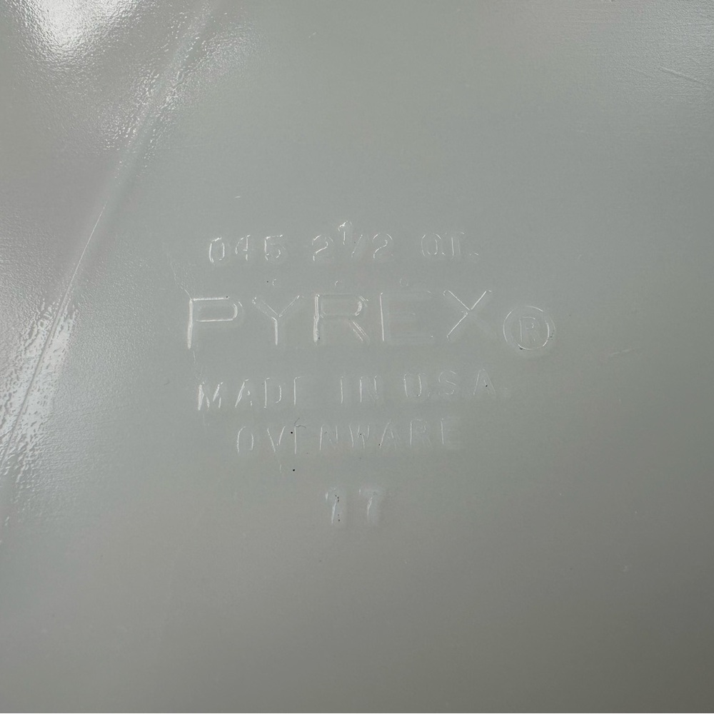 Vintage Pyrex 2.5 covered dish - Picture 3 of 7